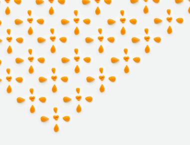 beyaz zemin üzerine sarı badem ezmesi desen