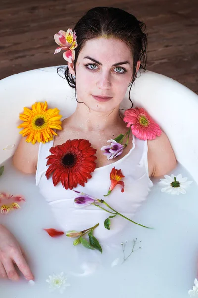 Fotografia Piękna Dziewczyna Białych Ubraniach Naturalne Pachnące Kąpieli Mleka Pianki — Zdjęcie stockowe