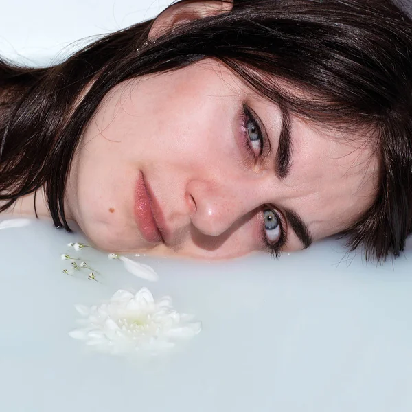 Foto Primer Plano Una Cara Femenina Con Una Flor Blanca —  Fotos de Stock