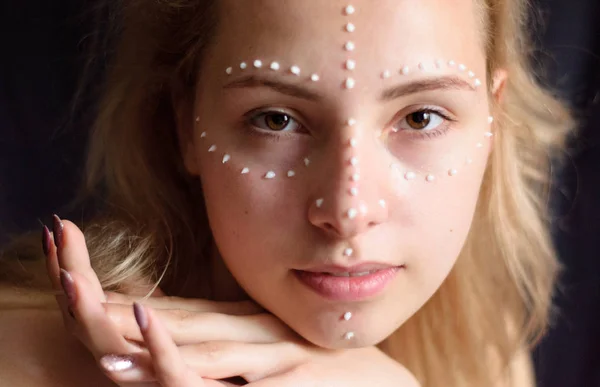 Foto Retrato Una Hermosa Chica Rubia Con Patrón Crema Blanca — Foto de Stock