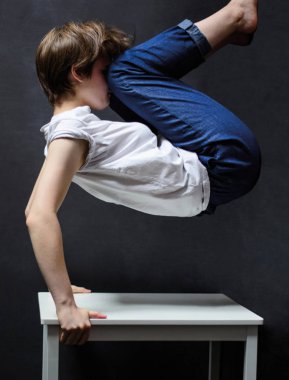 bir atlama da masanın üzerinde havada fotoğraf insan vücudu