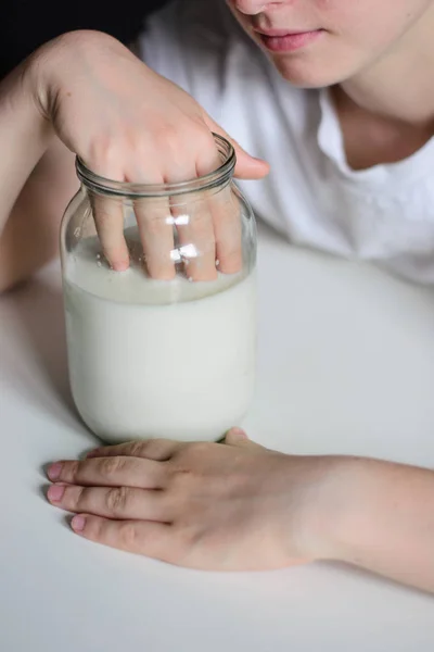Фоторука Банке Молоком — стоковое фото