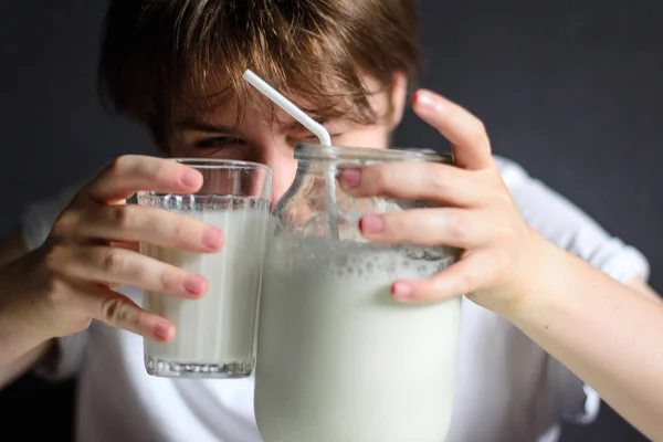 Foto Uomo Allegro Con Mano Barattolo Latte Bicchiere Latte — Foto Stock