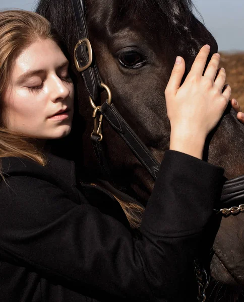 Foto Chica Abrigo Negro Acariciando Abrazando Retrato Caballo — Foto de Stock