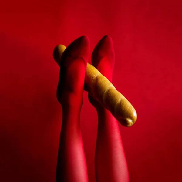 Kırmızı Taytlı Güzel Kadın Bacakları Bacakları Havada Bir Baget Tutuyor — Stok fotoğraf