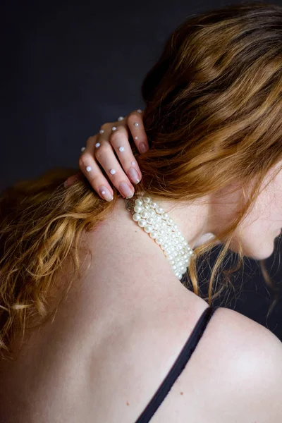 Foto Mujer Espalda Cuello Peinado Con Joyas Perlas Fondo Gris —  Fotos de Stock