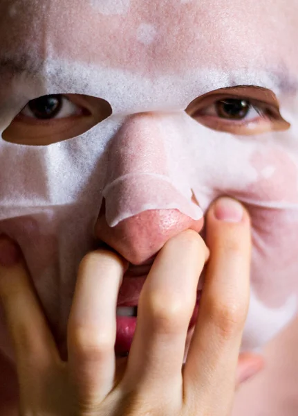 Hombre Grande Con Máscara Facial Cosmética Foto Primer Plano Retrato —  Fotos de Stock