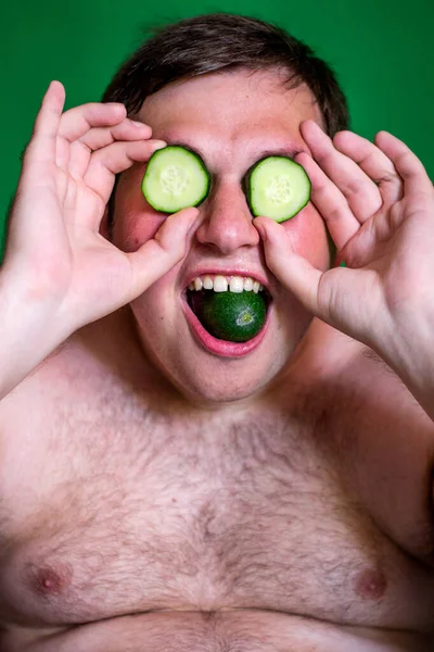 Крупный Мужчина Кусками Огурца Перед Глазами Рот Фото Зеленый Фон — стоковое фото