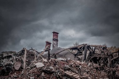 Yıkılmış bir binanın inşaat atığı yığını