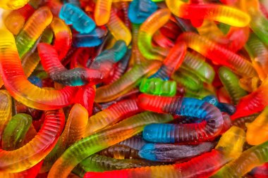 Markette tezgahın üzerinde renkli marmelatlar var. Kapatın.