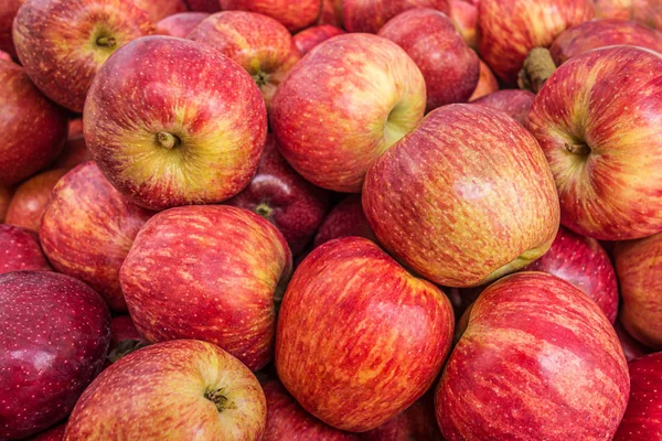 Piyasadaki kırmızı sulu elmaların arka planı