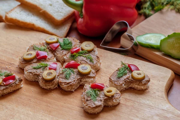 Hartvormige Canape Met Leverpaté Versierd Met Olijven Paprika Dille Thuis — Stockfoto