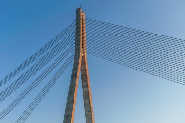 Kablo destekli köprü desteğinin tepesi parlak mavi gökyüzüne karşı