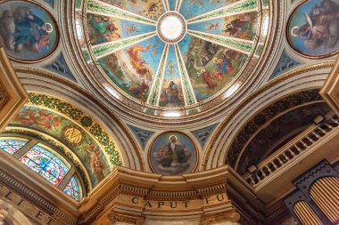 Manastır kilisesinin içinde Stella Maris 'in, İncil' de geçen Hayfa, İsrail 'i tasvir eden fevkalade duvar resimleri vardı.