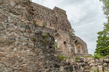 Bulutlu bir günde bir ortaçağ şatosunun kalıntıları. Sigulda, Letonya