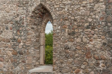 Bulutlu bir günde bir ortaçağ şatosunun kalıntıları. Sigulda, Letonya