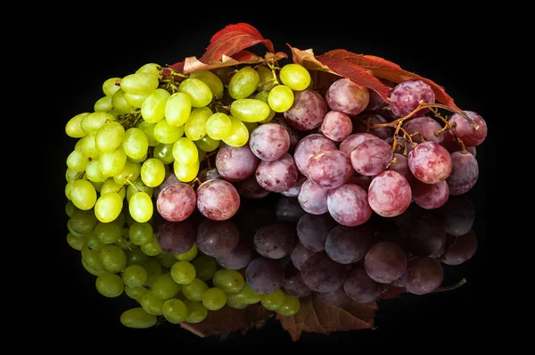 Pink and green grapes on a black mirror surface — Stock Photo, Image