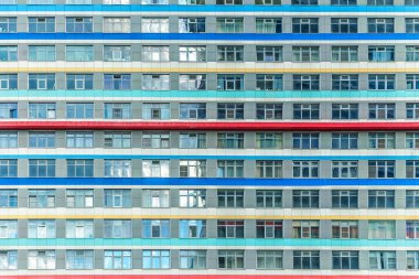 Modern bir apartmanın aynı pencerelerinin soyut arkaplanı