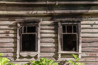 Yangından sonra terk edilmiş ahşap bir evin penceresi.