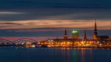 Gün batımında eski Avrupa şehrinin panoramik manzarası. Riga, Letonya