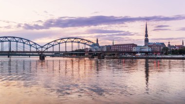 Gün batımında eski Avrupa şehrinin panoramik manzarası. Riga, Letonya