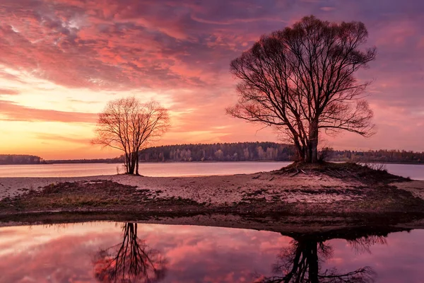 Bela Paisagem Final Outono Lago Floresta Pôr Sol — Fotografia de Stock