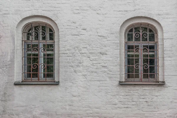 Fond Fenêtres Cintrées Avec Des Barres Courbes Dans Vieux Bâtiment — Photo