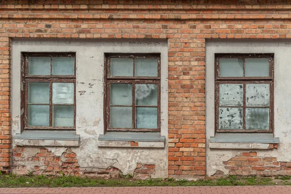 Tło Okien Starym Opuszczonym Budynku Cegły Zbliżenie — Zdjęcie stockowe