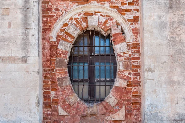 Fond Fenêtre Ovale Avec Des Barres Dans Vieux Bâtiment Brique — Photo