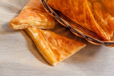 Hasır sepette tuzlu peynirli ev yapımı turta. Yakın çekim.