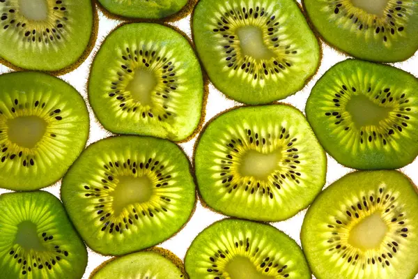 Frukt Bakgrund Kiwi Skivor Närbild Isolerad Vit — Stockfoto