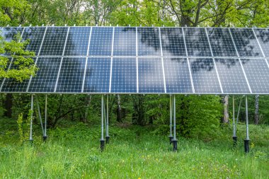 Parktaki çimlerde güneş pili, yenilenebilir enerji konsepti