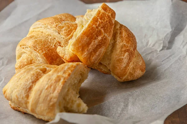 Croissants Croissants Crocantes Saborosos Recém Assados Pergaminho Branco Perto — Fotografia de Stock