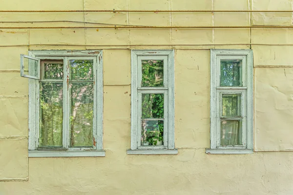 Fenêtres Dans Une Vieille Maison Jaune Peinte — Photo