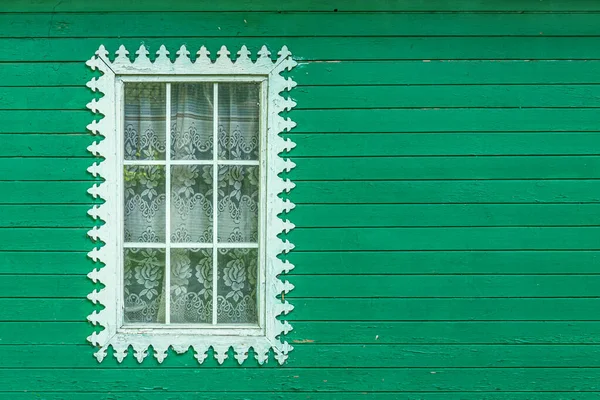 Okna Białym Wykończeniem Rocznika Zasłony Starym Drewnianym Malowanym Zielonym Domu — Zdjęcie stockowe