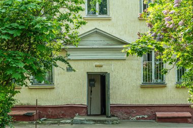 Eski bir apartmanın verandası.