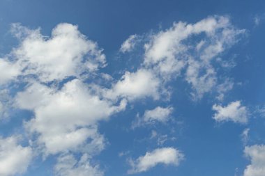 Bulutlu mavi gökyüzünün soyut arkaplanı