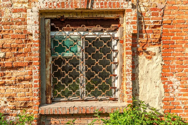 Zabarykadowane Okno Starym Opuszczonym Budynku Fabryki Cegieł — Zdjęcie stockowe
