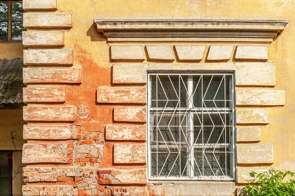 Okno Starym Malowanym Domu Żółtej Cegły — Zdjęcie stockowe
