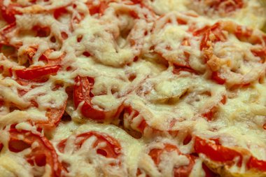 Domates ve peynirli ev yapımı patates güveci.