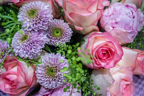 Floraler Hintergrund Eines Geschenkstraußes Aus Rosen Und Chrysanthemen Pastellrosa Und — Stockfoto