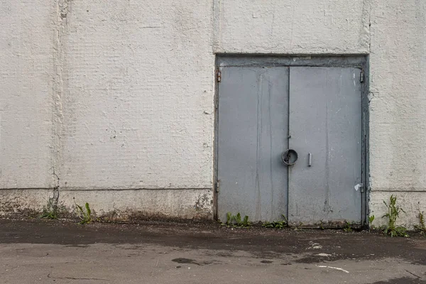 Abstrakt Bakgrund Gammal Lagervägg Med Metallgrindar — Stockfoto