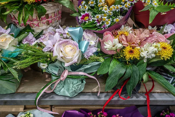 Geschenksträuße Regal Eines Blumenladens — Stockfoto