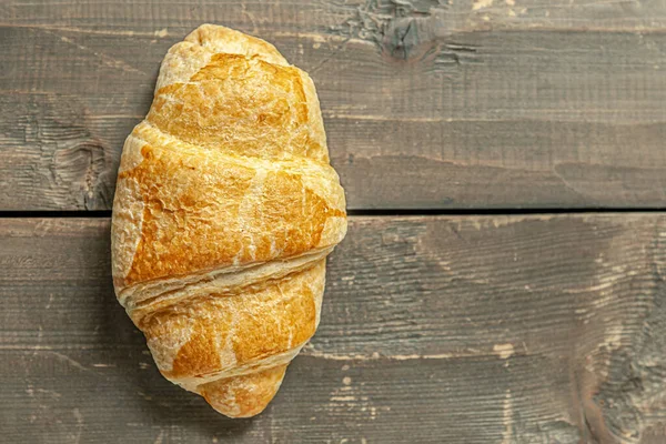 Croissant Croissant Crocante Saboroso Recém Assado Superfície Madeira Perto — Fotografia de Stock