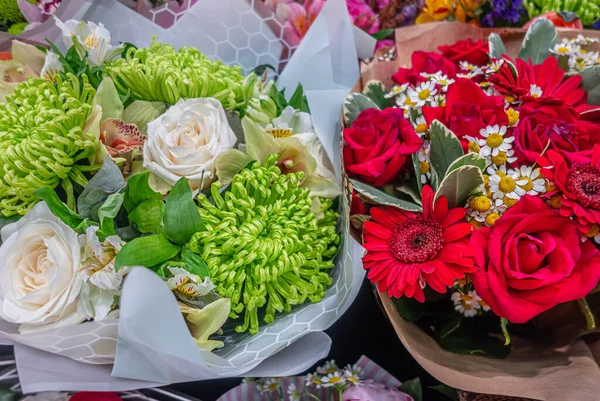 Schöne Geschenksträuße Einem Blumenladen — Stockfoto