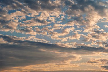 Bulutlu gün batımının soyut arkaplanı altın saat