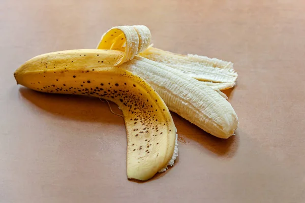 Banane Mûre Pelée Avec Des Taches Brunes Sur Peau Sur — Photo