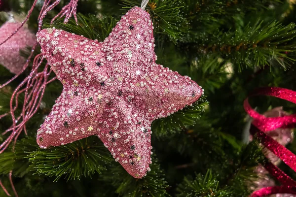 Festliche Weihnachtliche Hintergrund Des Weihnachtsbaums Mit Spielzeug Und Lichtern Dekoriert — Stockfoto