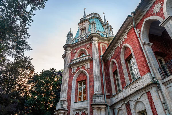 Neo-gotik tarzda 18. yüzyıl tuğla binasının bir parçası.