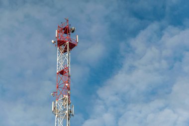 Mavi bulutlu gökyüzüne karşı iletişim kulesi